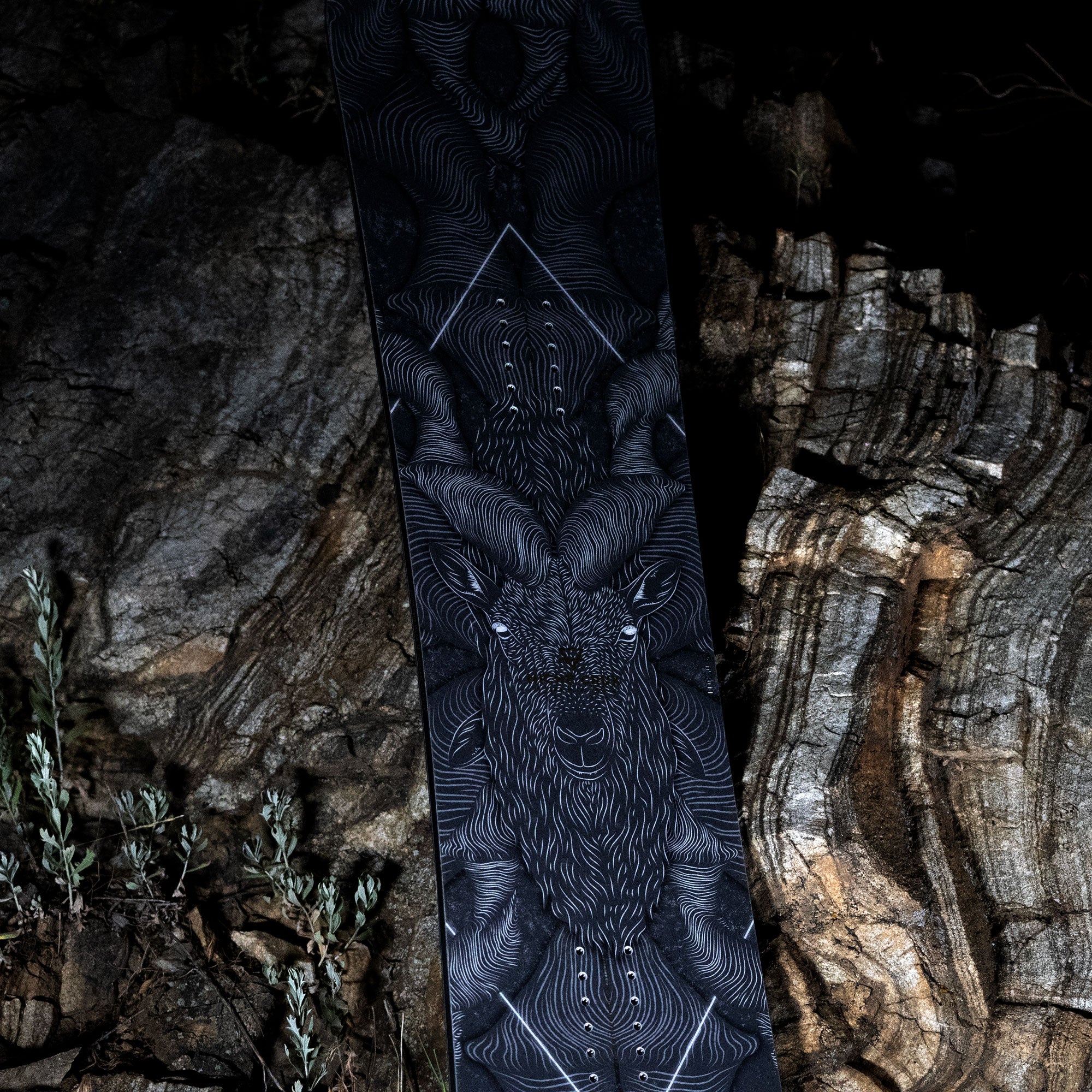 niche crux snowboard markhor graphic detail