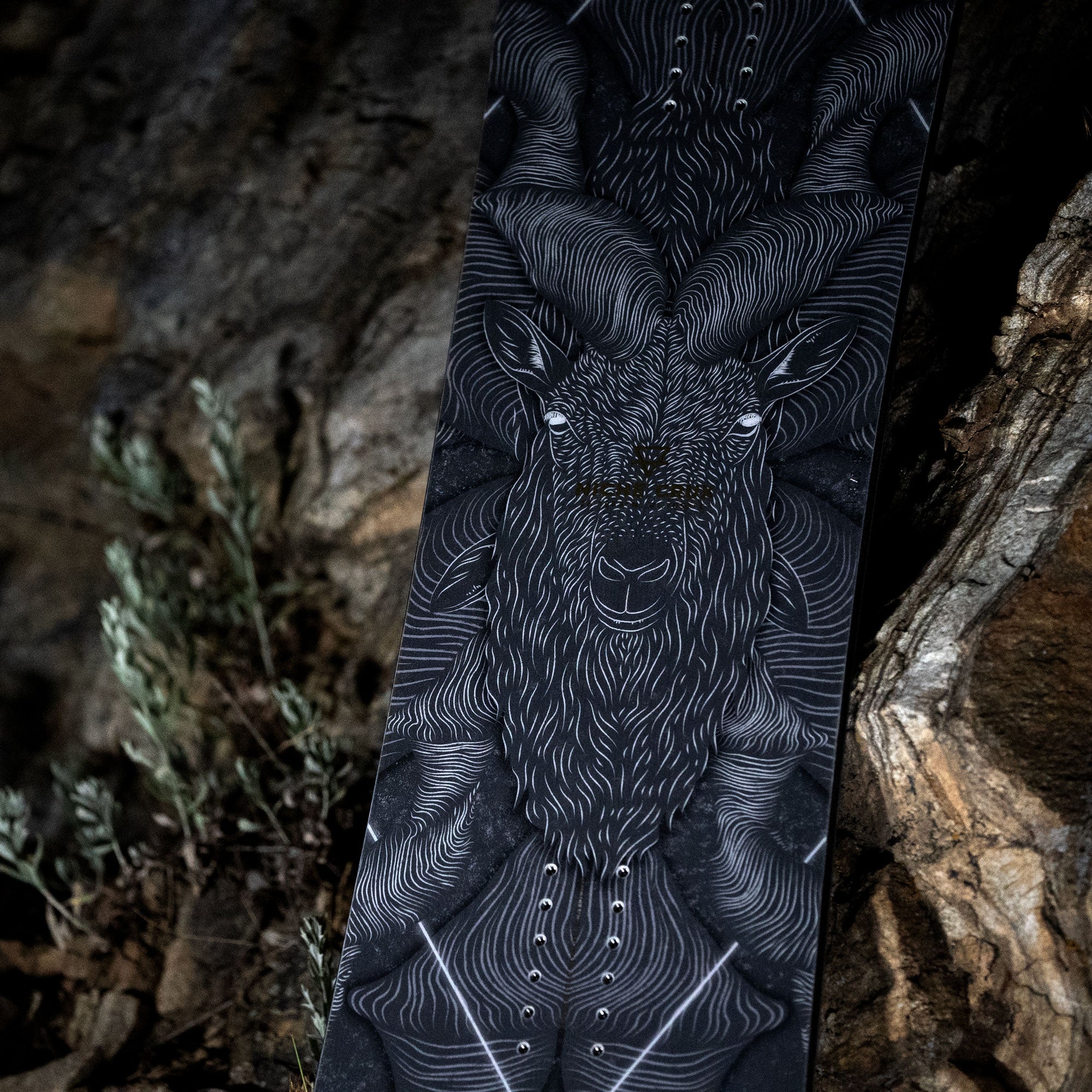 niche crux snowboard markhor graphic detail