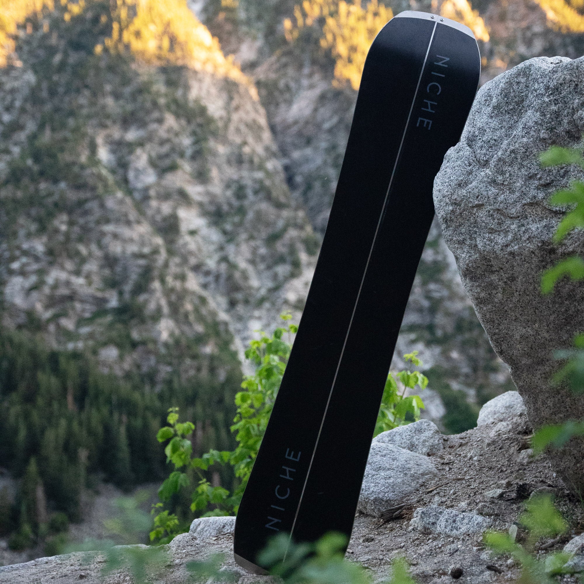 niche fathom snowboard charcoal base