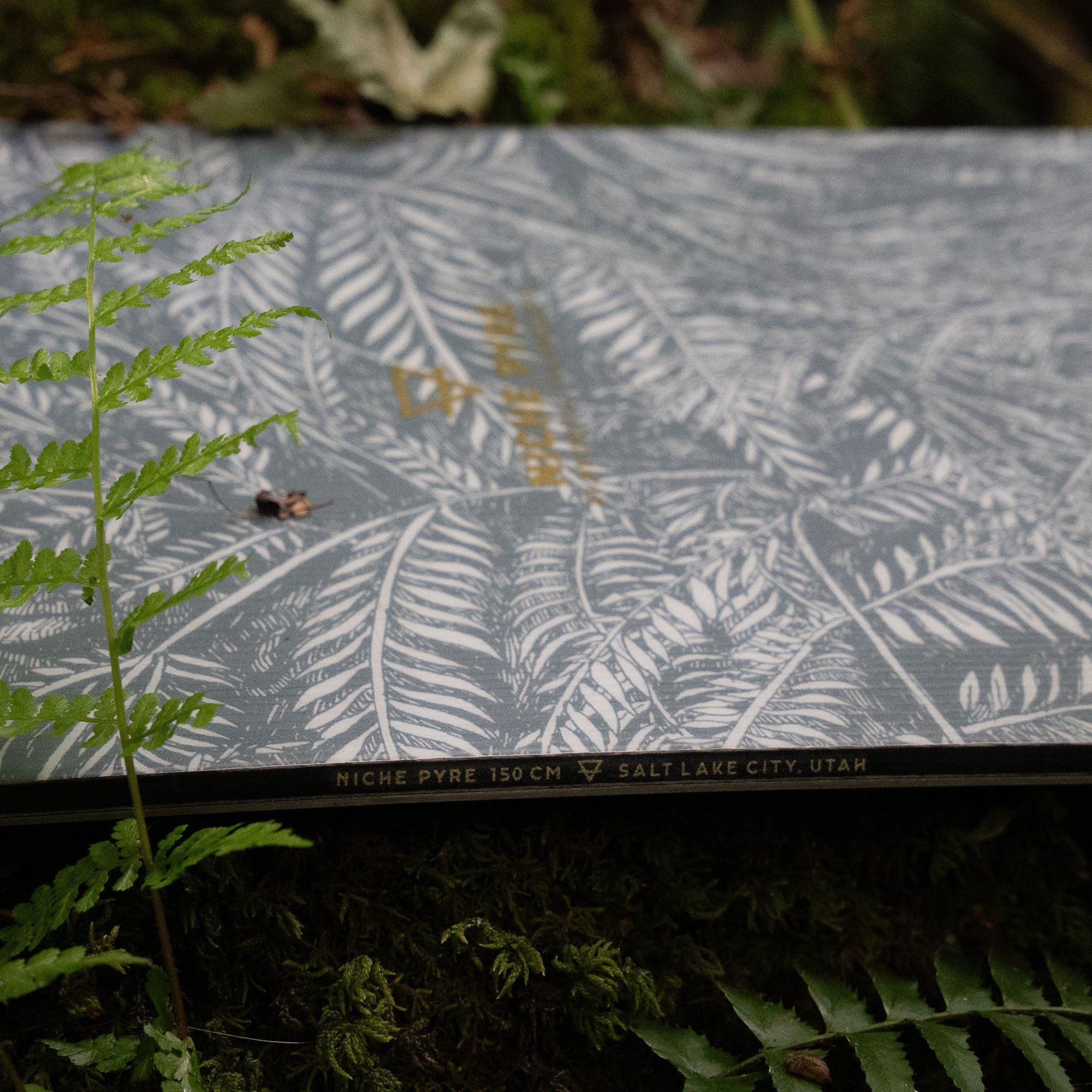 niche pyre snowboard moa graphic detail