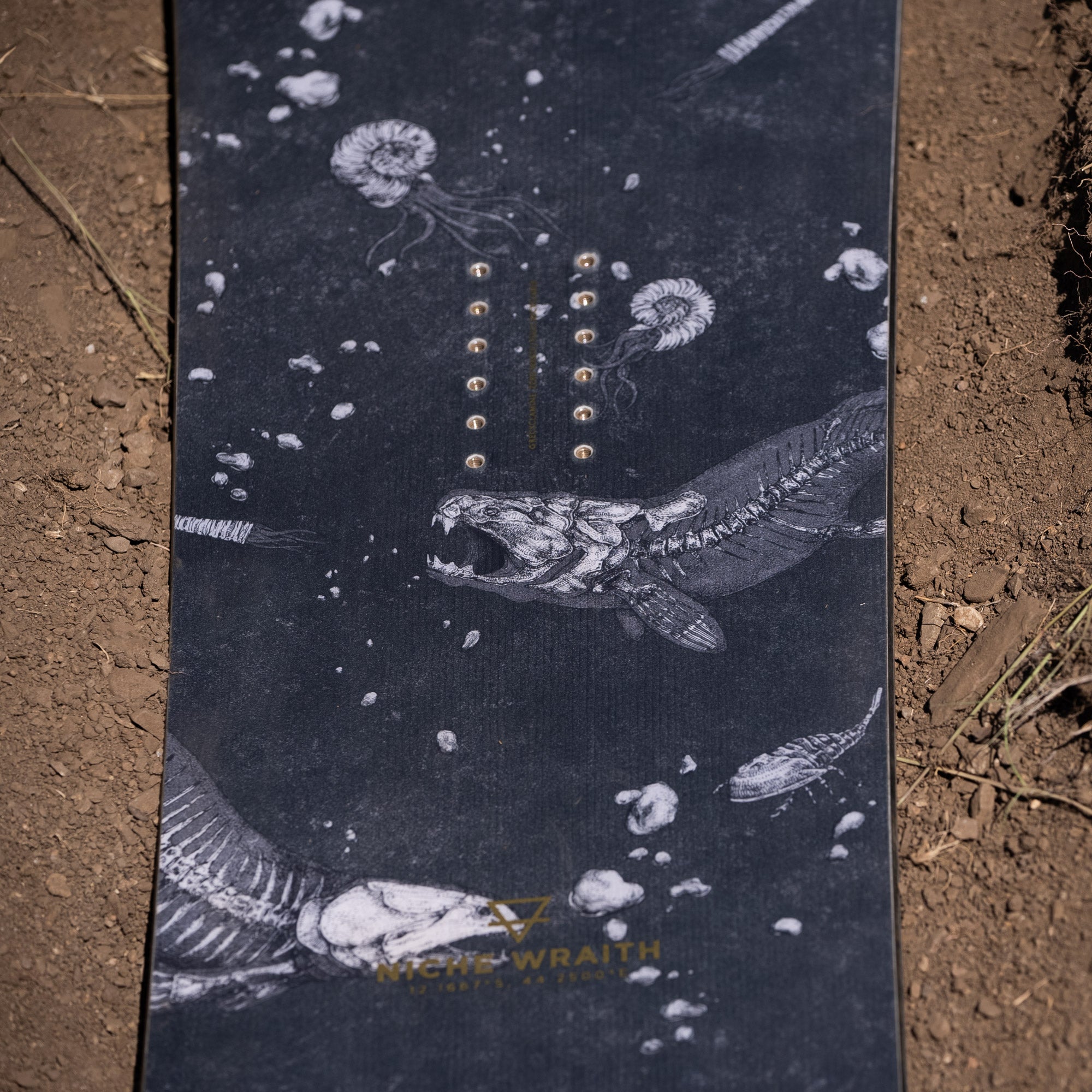 niche wraith snowboard fossil graphic detail