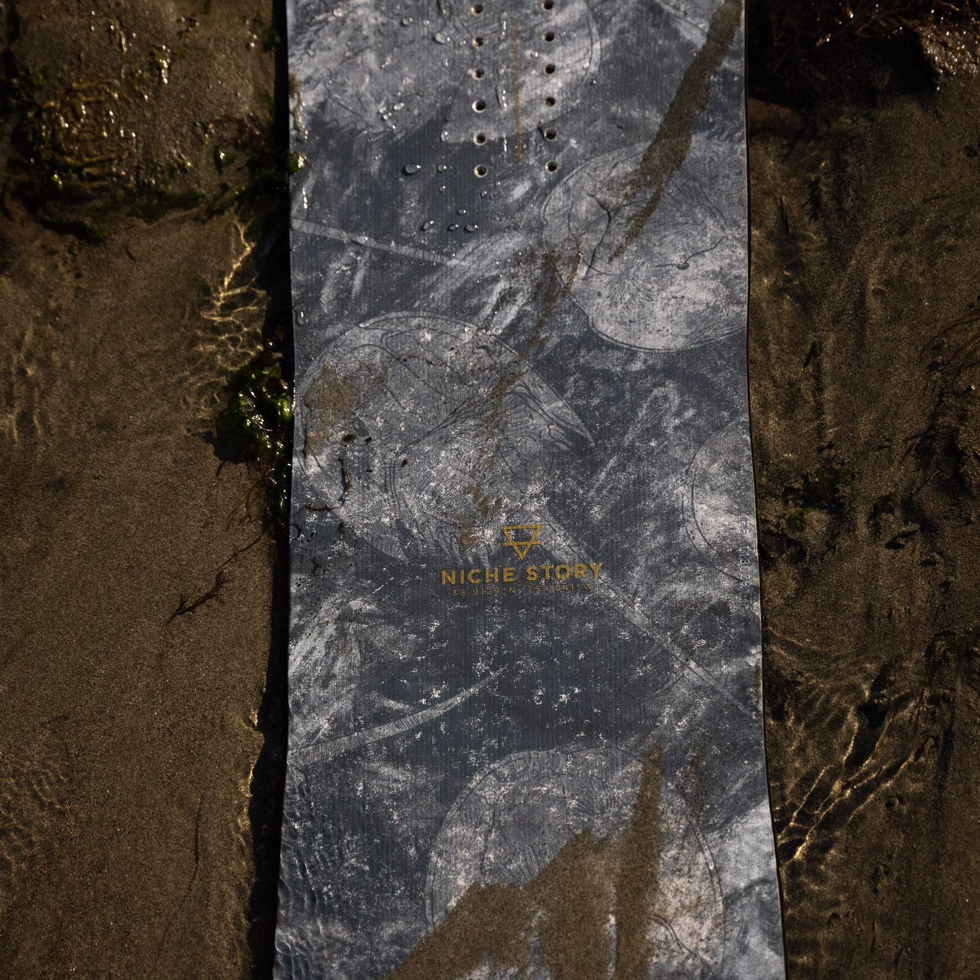 Story Snowboard in Crabs | Niche Snowboards